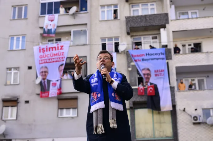 Ekrem İmamoğlu, az ellenzéki Köztársasági Néppárt isztambuli polgármesterjelöltje egy kampánygyűlésen 2024. március 22-én – Fotó: Yasin Akgul / AFP