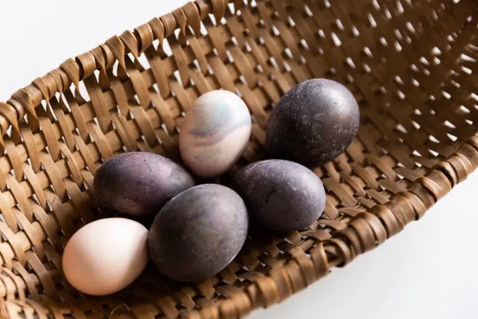 A fekete tojások a vörösboros tojásfestési technika eredményei, a világosak pedig borotvahabos-ételfestékes technikáéi – Fotó: Tóth Helga / Transtelex