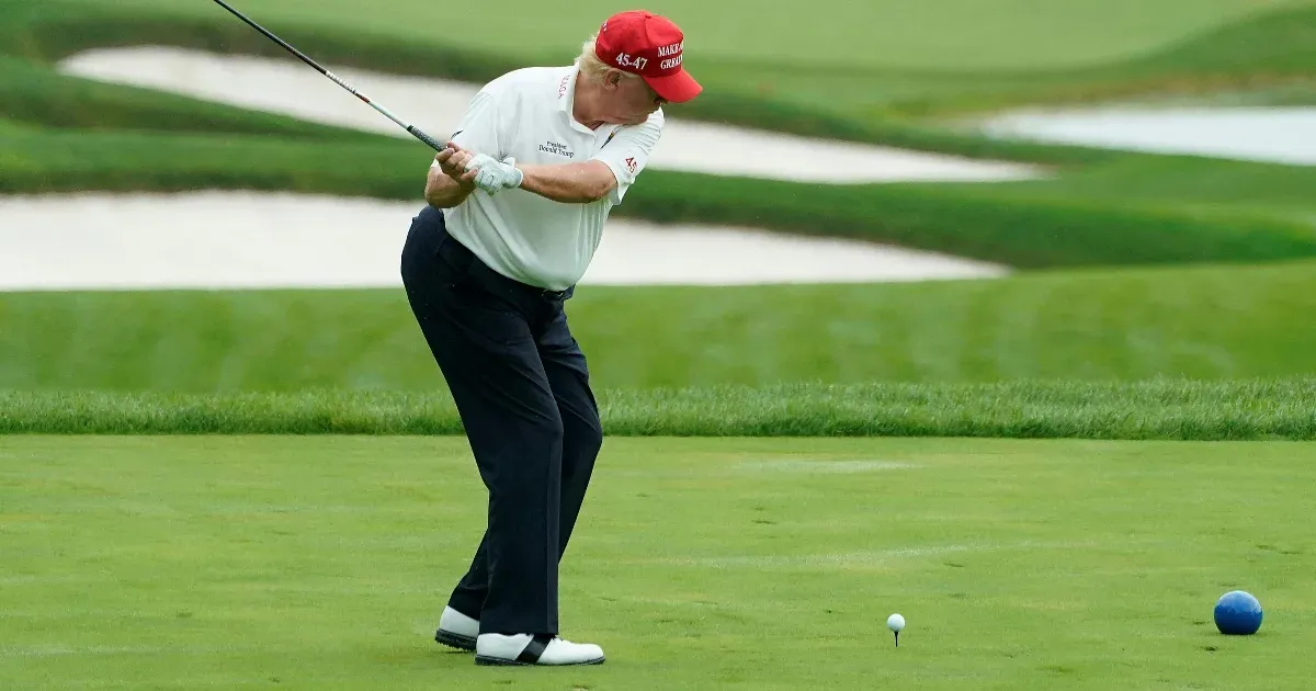 Trump megtarthatja a golfklubjait, de a hallgatási pénz ügyében közeleg a pere
