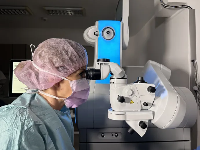 Dr Fekete Orsolya, a Sasszemklinika vezető műtőorvosa lézeres szemműtét közben – Fotó: Sasszemklinika