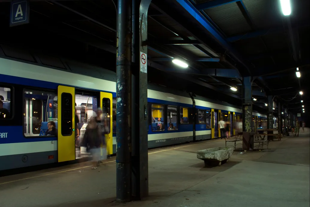 Vasárnap hajnalban óraátállítás, több vonat és pár Volánbusz-járat menetrendje is módosul