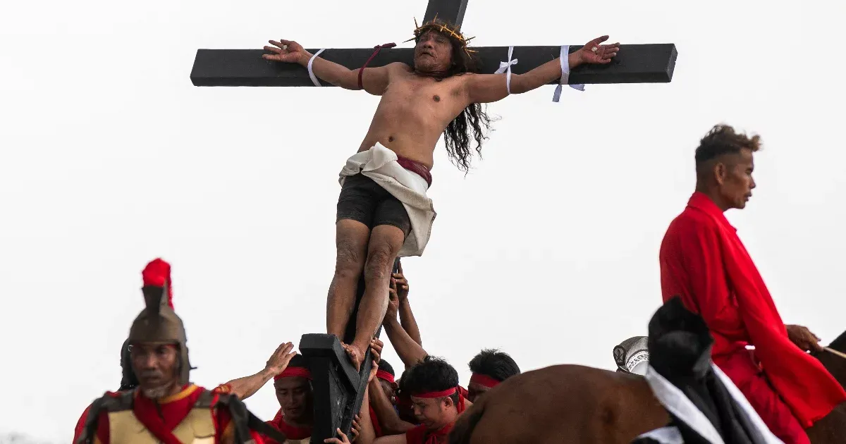 El Viernes Santo, un hombre de Filipinas fue crucificado por 35ª vez