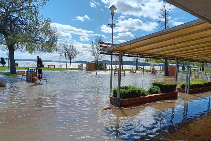 Kiöntött a Balaton, a füredi strand több üzletét is elárasztotta a víz