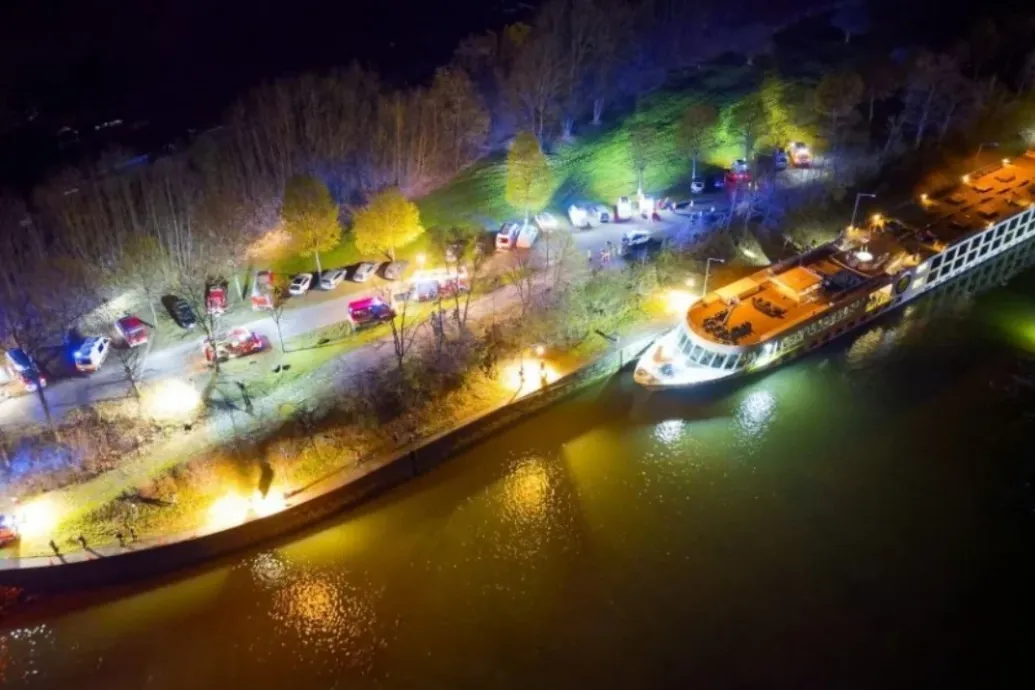 Betonfalnak ütközött egy Budapest felé tartó kirándulóhajó Ausztriában