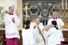 Bár a napokban gyengélkedett, végül Ferenc pápa celebrálta a húsvétvasárnapi misét a Szent Péter téren