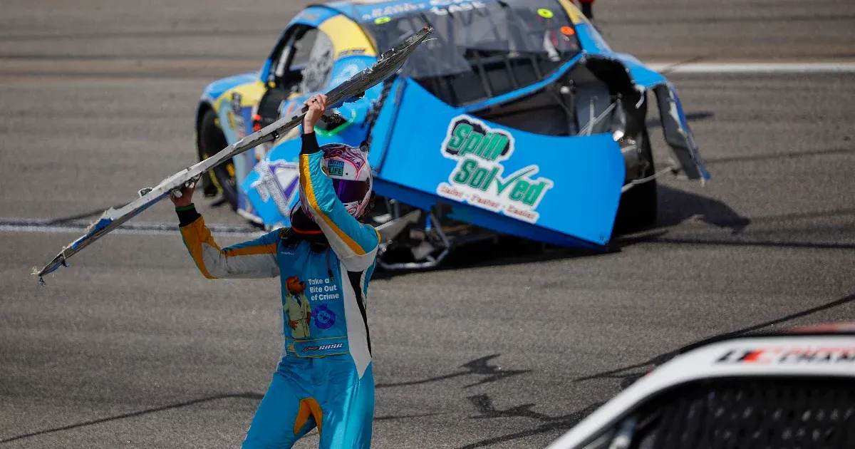 Ellenfeléhez vágta a leszakadt lökhárítót a kisodródott NASCAR-pilóta