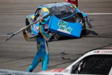 Ellenfeléhez vágta a leszakadt lökhárítót a kisodródott NASCAR-pilóta