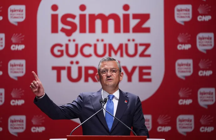 Özgür Özel a választás utáni sajtótájékoztatóján – Fotó: Evrim Aydin / 2024 Anadolu / AFP