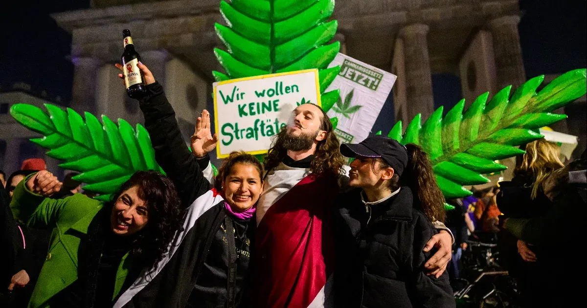 Hétfőtől legális füvezni Németországban, Berlinben közös betépéssel ünnepelték meg a változást