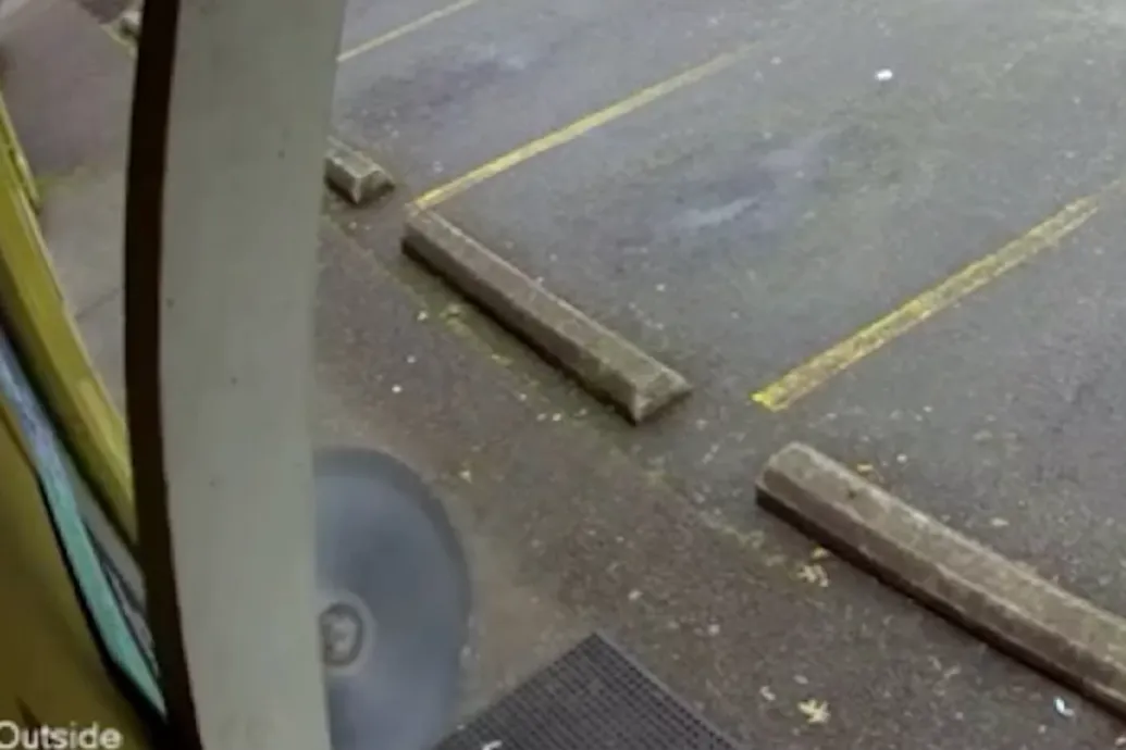 Másodperceken múlt, hogy nem vágta ketté a boltba igyekvő oregoni férfit egy elszabadult fűrészpenge