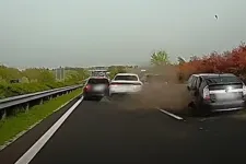 Videón, ahogy az M7-esen belerohan egy audis az álló kocsisorba