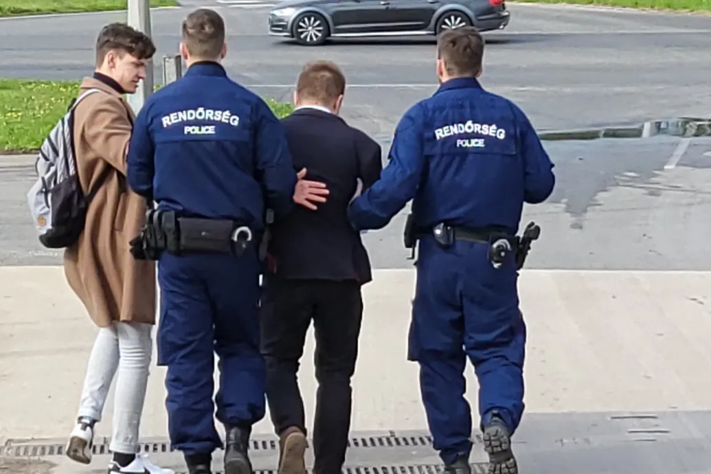 Rendőrt hívtak a győri civil polgármester-jelöltre, aki a kiperelt közadatokat akarta a helyi közszolgáltató cégtől