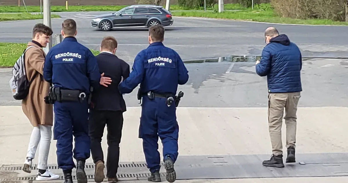Rendőrt hívtak a győri civil polgármesterjelöltre, aki a kiperelt közadatokat akarta a helyi közszolgáltató cégtől