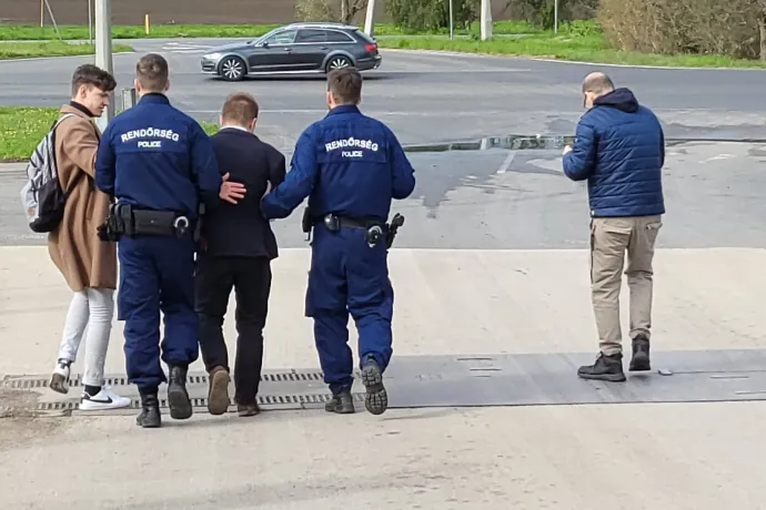 Rendőrt hívtak a győri civil polgármesterjelöltre, aki a kiperelt közadatokat akarta a helyi közszolgáltató cégtől
