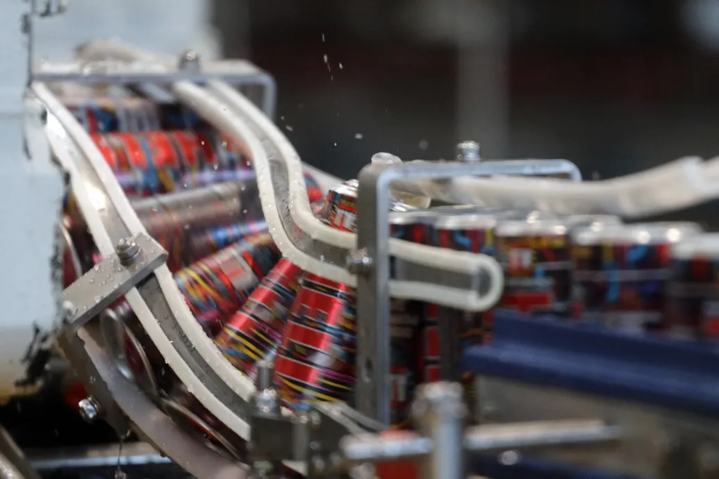 Benyújtották az energiaitalokat 18 év alattiaknak tiltó törvényjavaslatot