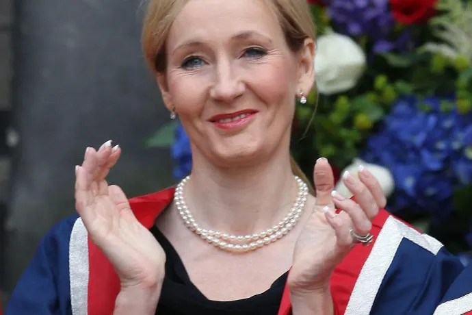 Megnyugtatták a skótok J. K. Rowlingot, hogy nem tervezik lecsukni a genderről szóló véleménye miatt