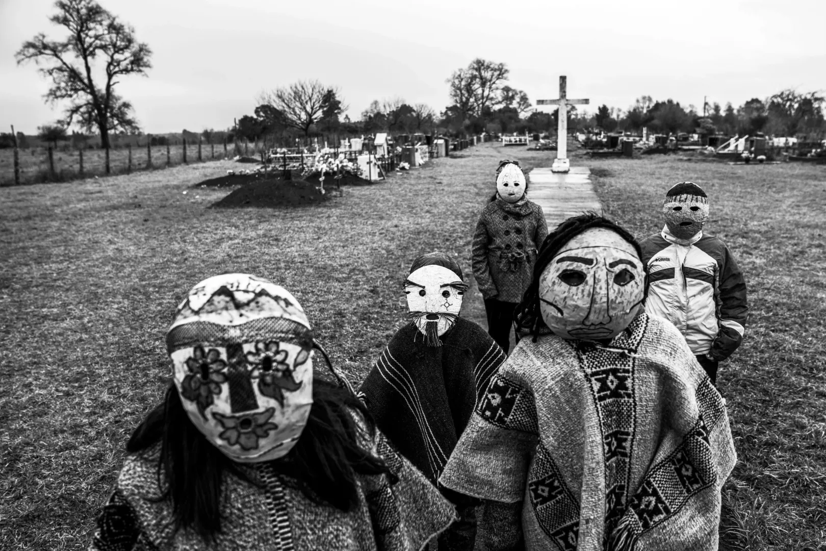 Gyerekek hagyományos Ngillatun maszkot viselnek egy mapucsetemetőben. A helyi közösség sikeresen megakadályozta egy vízerőmű gát építését,amely megsemmisített volna egy szomszédos szertartási helyet. Maihue, Los Ríos,Chile, 2019. július 28. 