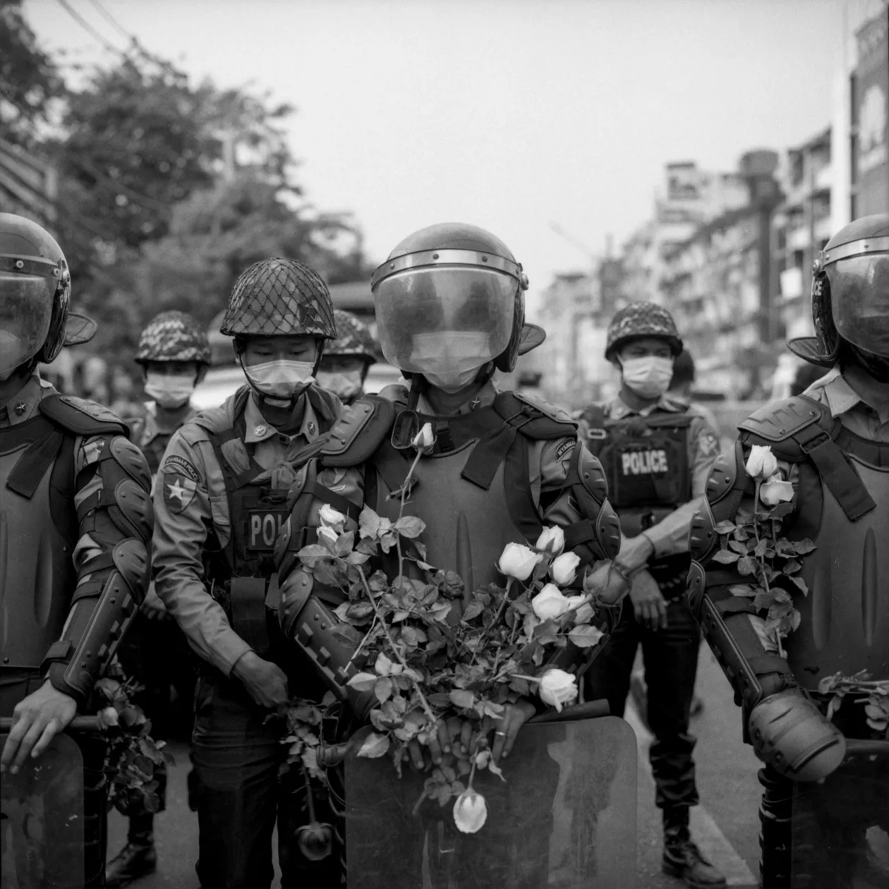 Ezrek gyűlnek össze, hogy tiltakozzanak a katonai puccs ellen. Yangon, Mianmar, 2021. február 7. // A tüntetők virágot adtak át a rohamrendőröknek, mondván: "Ti vagytok a nép rendőrsége". Yangon, Mianmar, 2021. február 6.