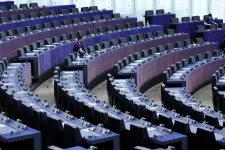 Népszava: Még több kormánypárti képviselő távozhat Brüsszelből, a helyek felét új jelöltek foglalhatják el