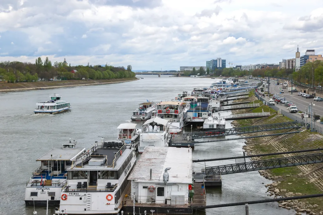 Három-négy hajó egy kikötőben, tömeg, zaj: heti 10-15 ezer bulihajós turistától szabadulna meg Újlipótváros