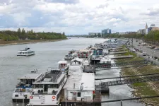 Három-négy hajó egy kikötőben, tömeg, zaj: heti 10-15 ezer bulihajós turistától szabadulna meg Újlipótváros