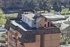 Egy nyolcemeletes blokk tetejére épített házikón csodálkoznak a brassóiak