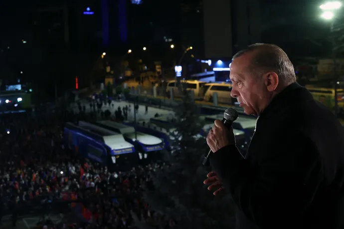 Sárga lapot mutattak Erdoğanéknak, az ellenzék erőt meríthet a sikeréből
