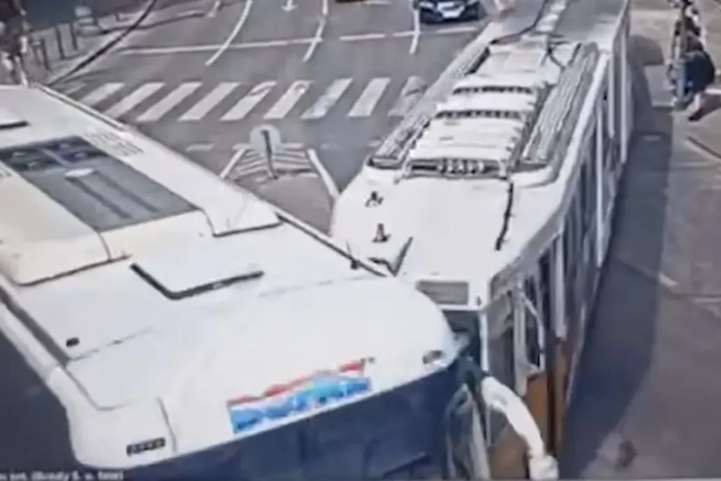 Mobilozott a turistabusz sofőrje, szembe kanyarodott, beléjük ment egy villamos a Kálvin téren
