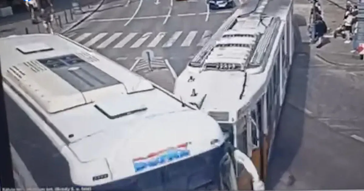 Mobilozott a turistabusz sofőrje, szembe kanyarodott, beléjük ment egy villamos a Kálvin téren