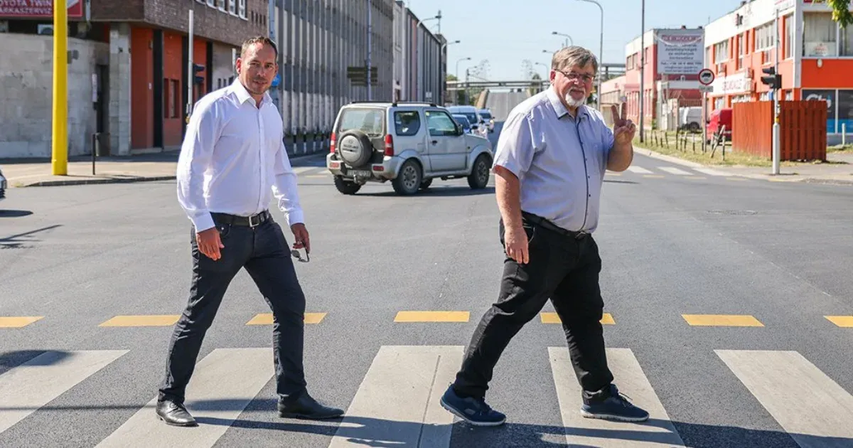 Borkai embere, Hajtó Péter állítja, látta, ahogy Dézsi Csaba András földre nyomva beletérdelt a felesége oldalába, az érintettek mást mondanak