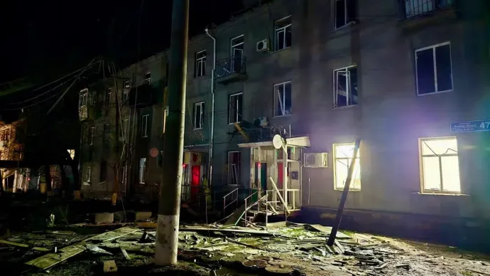 Egy megrongálódott épület Harkivban az orosz csapás után – Fotó: Oleh Syniehubov / Telegram / Kyiv Independent