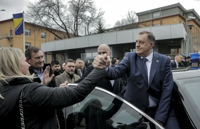 Milorad Dodik támogatói között a január 17-i tárgyalás után a bíróság épülete előtt Szarajevóban – Fotó: Samir Jordamovic / Anadolu / AFP