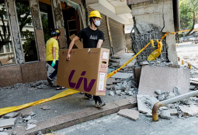 Egy férfi a földrengés miatt megrongálódott épületből árut visz ki – Fotó: Carlos Garcia Rawlins / Reuters 