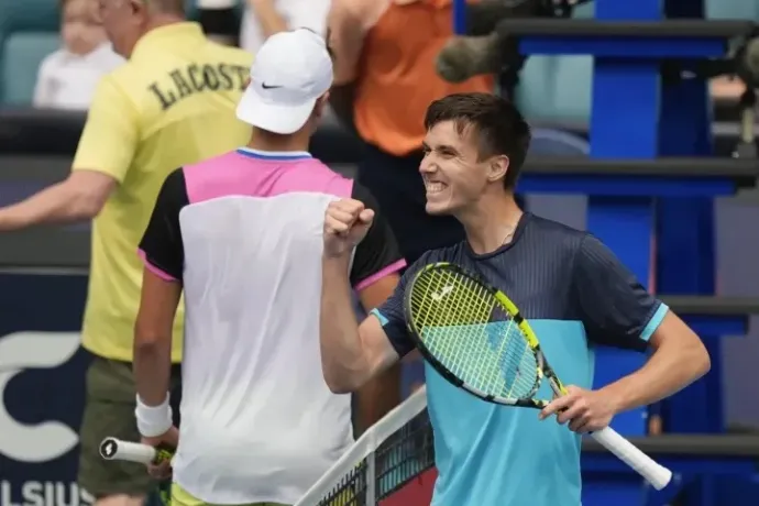 Marozsán celebrates, with Rune in the background – Photo: Rebecca Blackwell / AP