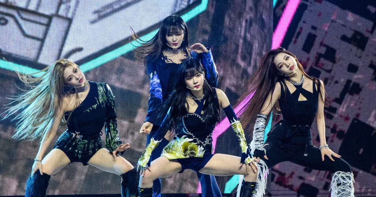 Hetekkel azután, hogy bocsánatot kellett kérnie, mert randizik, már szakított is a koreai K-pop-sztár
