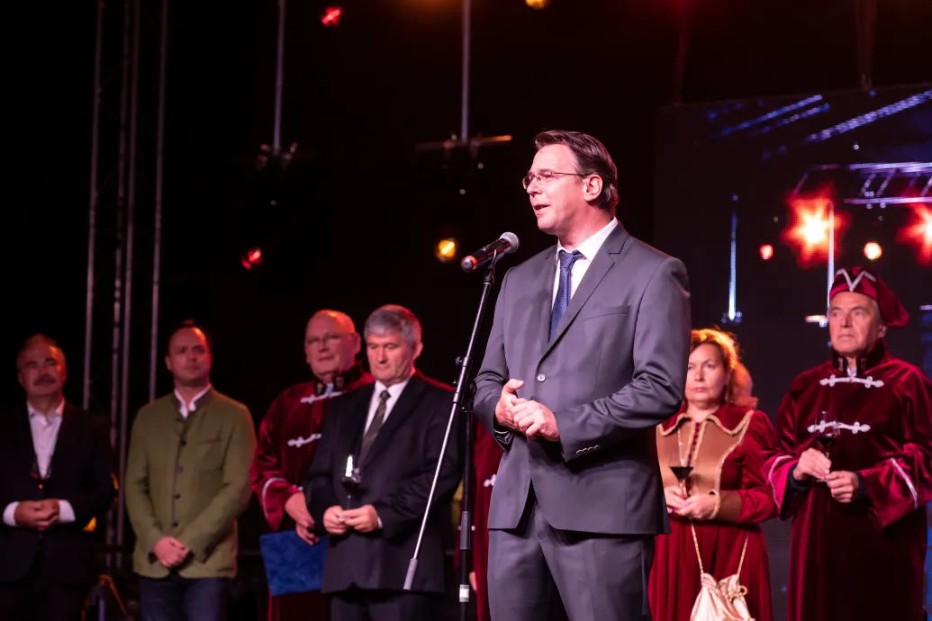 Az egri polgármester „kicsontozott” szerződésekről beszél egy hangfelvételen