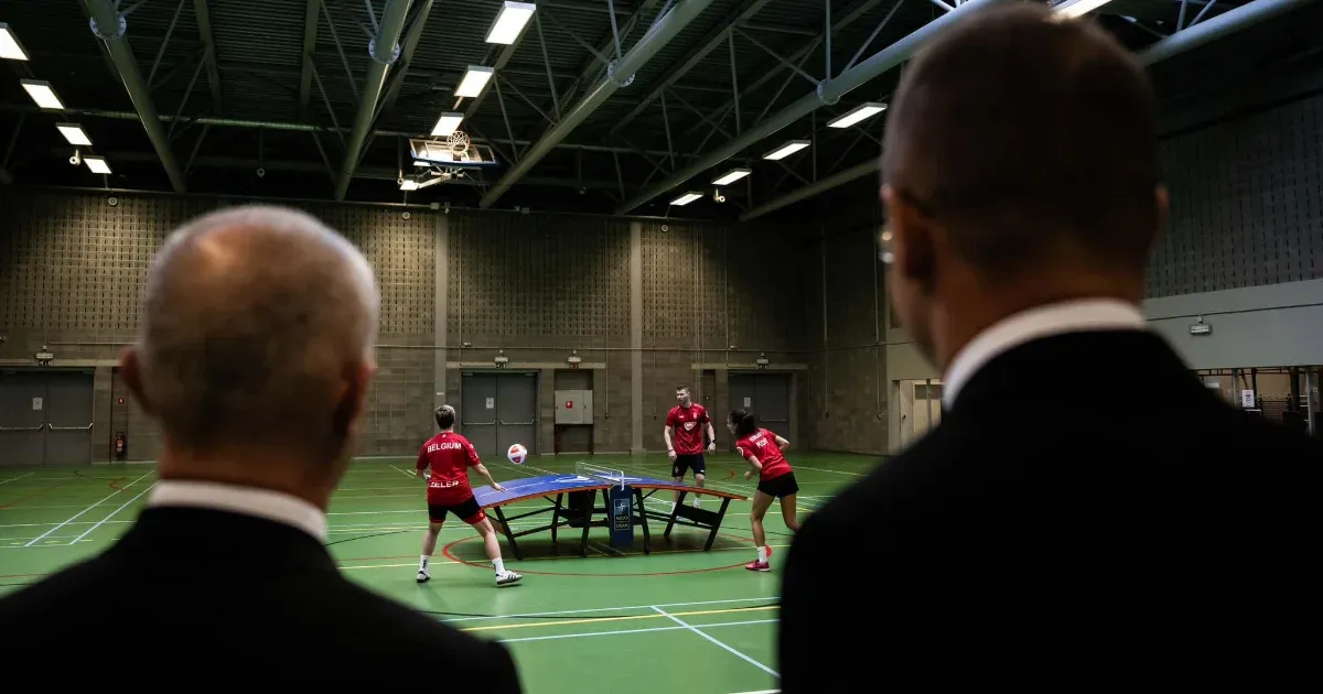 Szülinapos a NATO, Szijjártó Teqball-asztallal lepte meg a szövetség dolgozóit