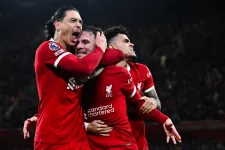 Szerencsés és hatalmas gólokkal újra a Liverpool az angol bajnokság élén