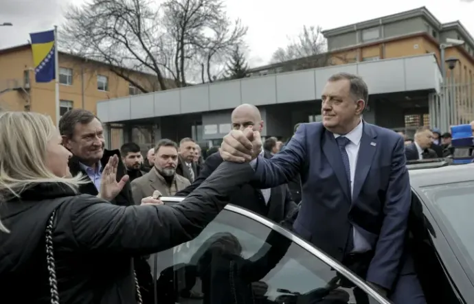 Milorad Dodik surrounded by supporters outside the court in Sarajevo on 17 January – Photo: Samir Jordamovic / Anadolu / AFP