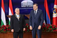 <em>Orbán</em> átvette <em>Dodiktól</em> a kitüntetését, amit egy felhatalmazásnak tart