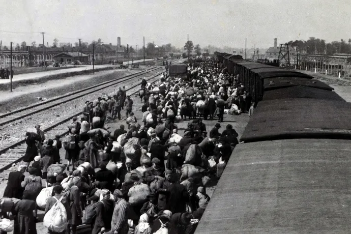Deportálóvonat érkezése Auschwitzba 1944-ben – Fotó: Lili Jacob / Fortepan