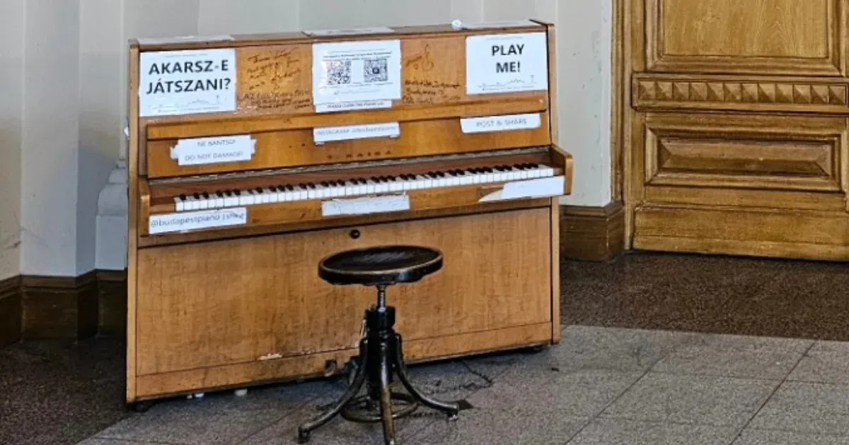 Szétverték a Keleti pályaudvar zongoráját, a széket is elflexelték