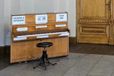 Szétverték a Keleti pályaudvar zongoráját, a széket is elflexelték