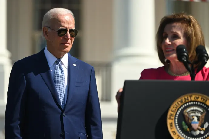 Joe Biden és Nancy Pelosi – Fotó: Saul Loeb / AFP