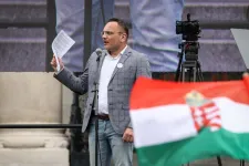 Alig jött le Magyar Péter színpadáról, a DK már be is perelné Szigetszentmiklós polgármesterét