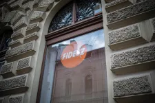 Megint betörték a szegedi Fidesz-iroda ablakát, polgárőrök őrzik a környéket