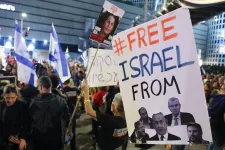 Kocsi hajtott a Netanjahu ellen tüntetők közé Tel Avivban