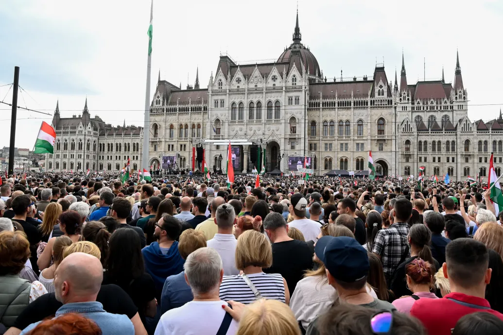 Orbán Viktor kihívójaként emlegeti Magyar Pétert a külföldi sajtó