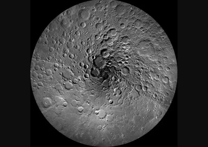 A Lunar Reconnaissance Orbiter 983 képéből összeállított kép a Hold északi pólusáról. Mivel ezek a képek akkor készültek, amikor az északi pólus a legjobban megvilágított volt, az itt látható árnyékos helyek valószínűleg állandóan árnyékosak – Fotó: NASA
