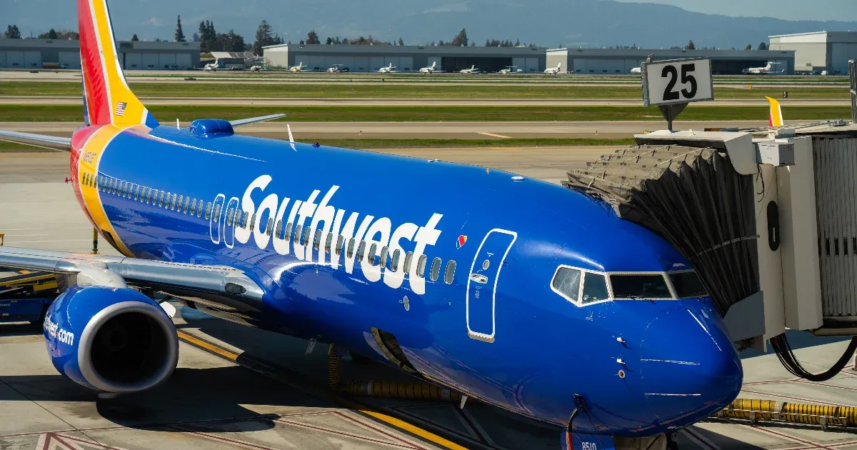 Felszállás közben levált egy Boeing hajtóművének burkolata, amely eltalálta a szárnyat is